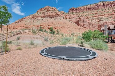 Gorgeous Kanab Home: Canyon Views & Pool Access!