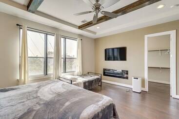 کلبه Houston Home W/ Rooftop Patio   3 Mi To Downtown!