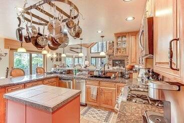 Luxe Ridgway Home W/ Mountain Views & Hot Tub!