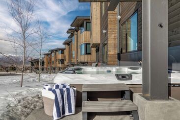 The Ridge At Canyons Village By Avantstay Stunning Ski In/out Condo W/ Hot Tub