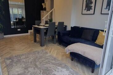 اقامتگاه Private Gated Modern Home In Southampton   Estwood
