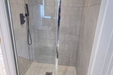 اقامتگاه Private Gated Modern Home In Southampton   Estwood