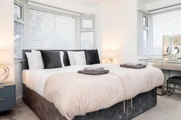 اقامتگاه Private Gated Modern Home In Southampton   Estwood