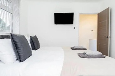 اقامتگاه Private Gated Modern Home In Southampton   Estwood