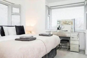 اقامتگاه Private Gated Modern Home In Southampton   Estwood
