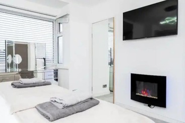 اقامتگاه Private Gated Modern Home In Southampton   Estwood