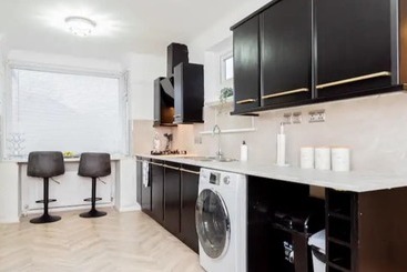 اقامتگاه Private Gated Modern Home In Southampton   Estwood