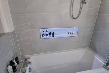اقامتگاه Private Gated Modern Home In Southampton   Estwood