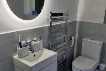 اقامتگاه Private Gated Modern Home In Southampton   Estwood