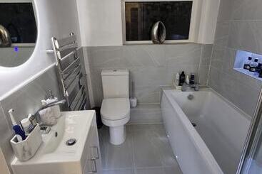 اقامتگاه Private Gated Modern Home In Southampton   Estwood