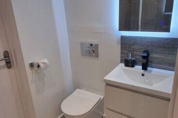 اقامتگاه Private Gated Modern Home In Southampton   Estwood