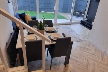 اقامتگاه Private Gated Modern Home In Southampton   Estwood