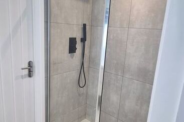 اقامتگاه Private Gated Modern Home In Southampton   Estwood