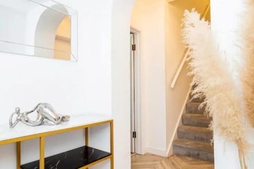 اقامتگاه Private Gated Modern Home In Southampton   Estwood