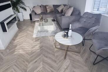 اقامتگاه Private Gated Modern Home In Southampton   Estwood