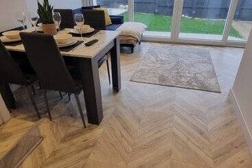 اقامتگاه Private Gated Modern Home In Southampton   Estwood