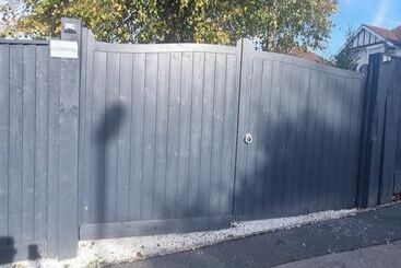 اقامتگاه Private Gated Modern Home In Southampton   Estwood