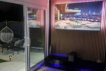 اقامتگاه Private Gated Modern Home In Southampton   Estwood