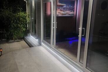 اقامتگاه Private Gated Modern Home In Southampton   Estwood
