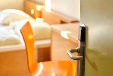 هتل Youth Hostel Schengen / Remerschen