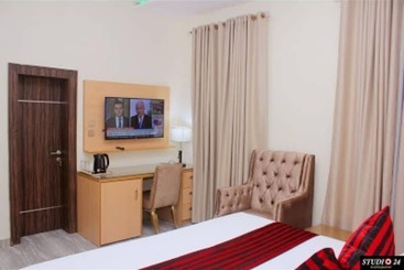 Elegant Hotel & Suites By City Green