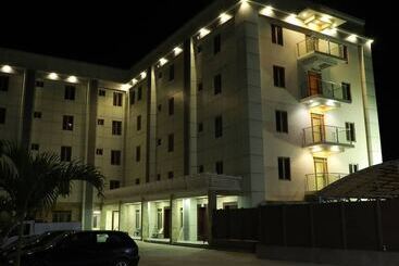 Elegant Hotel & Suites By City Green