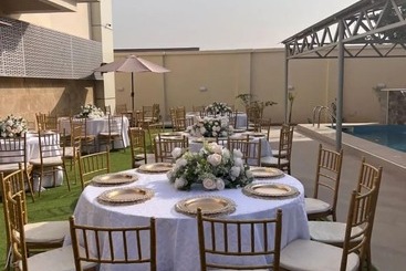 Elegant Hotel & Suites By City Green