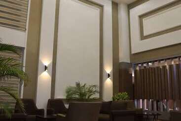 Elegant Hotel & Suites By City Green
