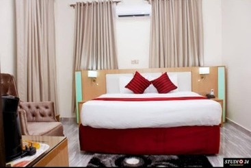 Elegant Hotel & Suites By City Green