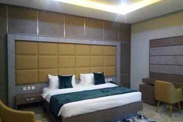 Elegant Hotel & Suites By City Green