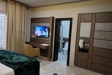 Elegant Hotel & Suites By City Green