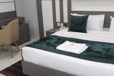 Elegant Hotel & Suites By City Green