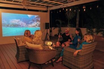مسافرخانه Sea&sky Luxury Absolute Beachfront Villa