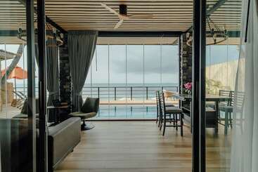 مسافرخانه Sea&sky Luxury Absolute Beachfront Villa