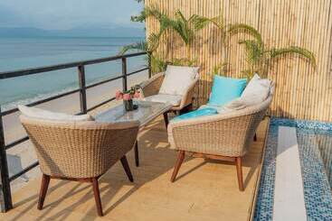 مسافرخانه Sea&sky Luxury Absolute Beachfront Villa