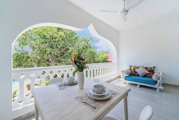 هتل Hibiscus Home & Apartments