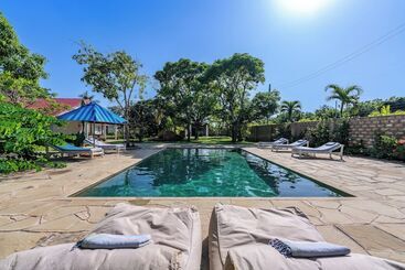 هتل Hibiscus Home & Apartments