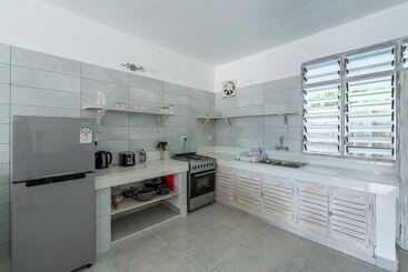 هتل Hibiscus Home & Apartments