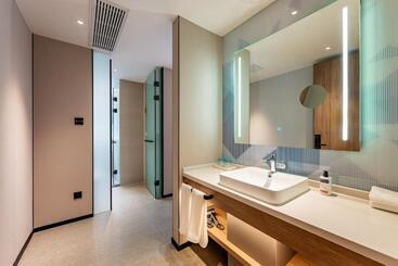 هتل Holiday Inn Express Shanghai Jing An Temple, An Ihg