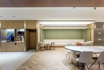هتل Holiday Inn Express Shanghai Jing An Temple, An Ihg