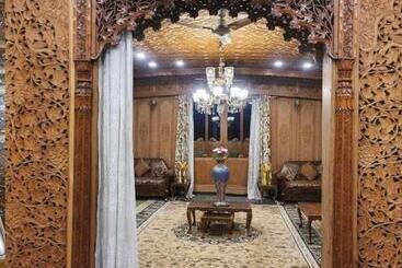 هتل Royal Heritage Houseboats