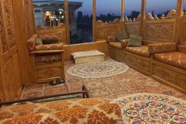 هتل Royal Heritage Houseboats