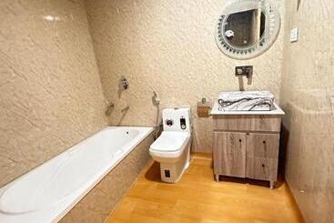 هتل The Heritage Safina Group Of Houseboats