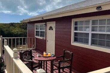پانسیون Embassy Cheerful Waterfront Cottage