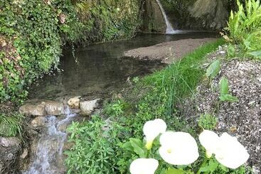 تختخواب و صبحانه La Cascata Negli Ulivi