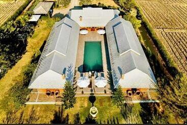 تختخواب و صبحانه The Wes Village, Incl Free Breakfast & 100 Thb Food Gift