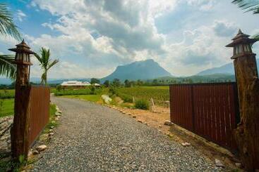 تختخواب و صبحانه The Wes Village, Incl Free Breakfast & 100 Thb Food Gift