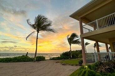 هتل The Grand Caymanian Resort
