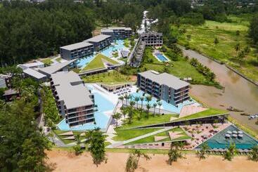 استراحتگاه La Vela Khao Lak   Sha Extra Plus