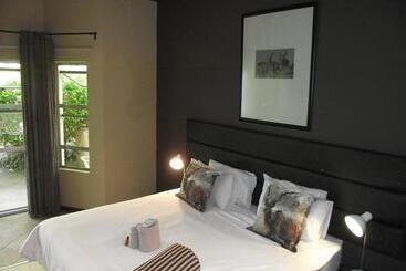 هتل Out Of Africa Town Lodge